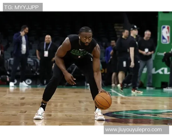 杰伦布朗弧顶三分精准回应个人得分已突破30分展现强大实力